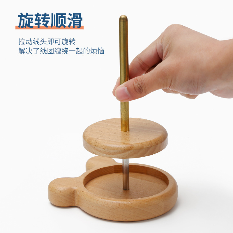 Rodeado de hilo de lana giratorio de madera, grupo de hilo doméstico, herramienta tejida a mano, base de eje de hilo de lana de suéter tejido