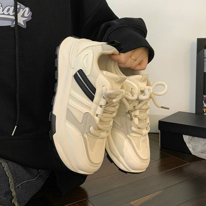 Zapatos deportivos de malla de suela gruesa para mujeres 2025 primavera nuevos zapatos casuales de muffins pequeños zapatos de alto padre