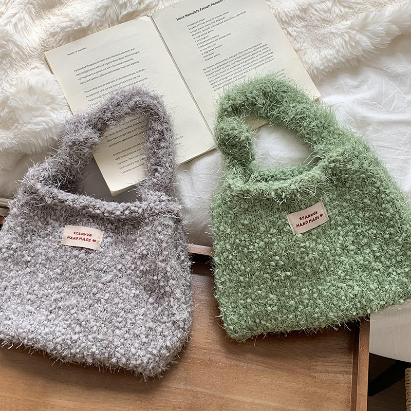 Bolso de mano de punto 2025, otoño y invierno nuevo color sólido versátil bolso de peluche suave, bolso de hombro, bolso de mano