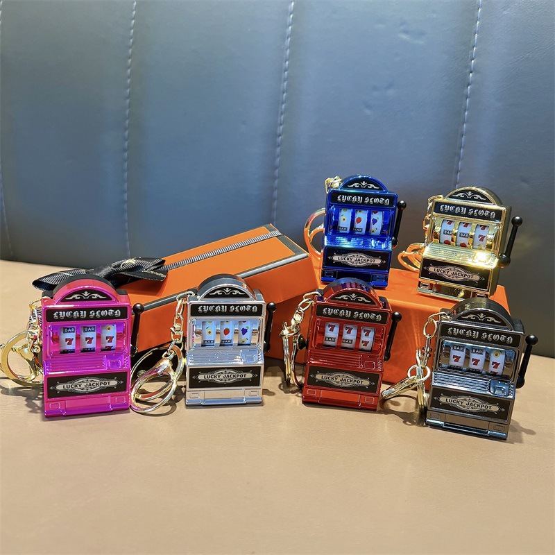 Juego divertido de color brillante de frutas shaker keychain máquina de juego garra de llaves colgante pequeño regalo al por mayor