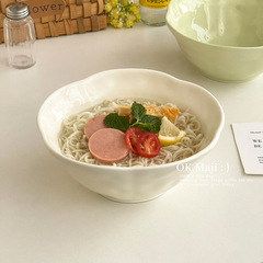 カップラーメンの陶磁器の大きいサイズは軽くて豪華で高級感があります。