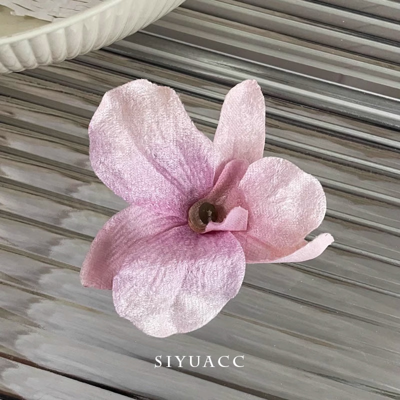 Chica caliente con flores naranjas orquídeas mariposa clips de cabello vacaciones fotos atmósfera clips de cabello