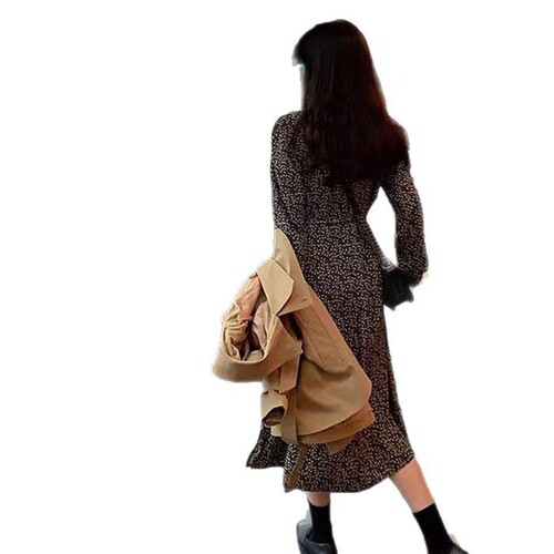 Tea-inspired floral long dress with an elegant and sophisticated vibe, suitable for spring. French vintage style, featuring a high-low hemline and a flattering waistline design for a slimming effect. Korean-style base layer dress.