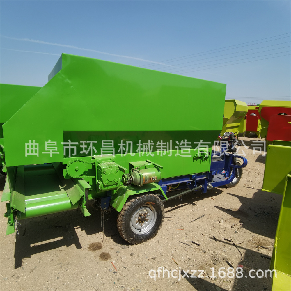 机动三轮式撒草车 养殖投料车  牛羊饲喂抛料车