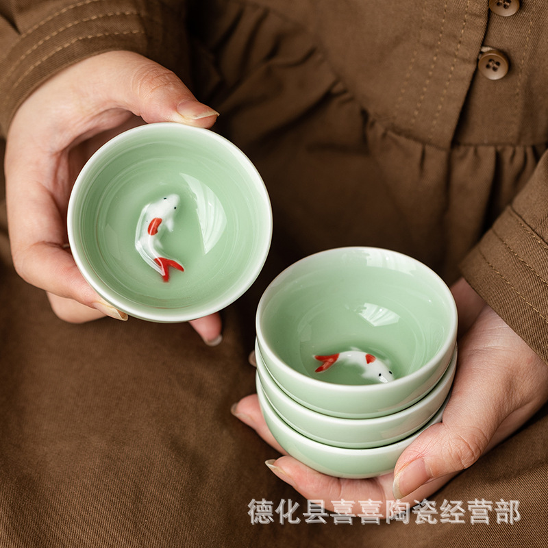 青瓷锦鲤小鱼茶杯陶瓷家用功夫品茗杯小杯子浮雕鲤鱼单杯特价批发