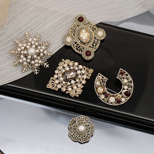 British retro Baroque palace brooch, medieval men's and women's suits, micro-embellished diamond pearl flower brooch, coat accessories