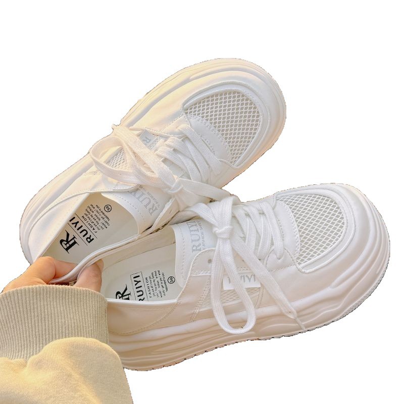 Zapatos blancos de altura de suela gruesa para mujeres, verano 2025, nuevos zapatos de deporte transpirables y cómodos de malla de altura para mujeres