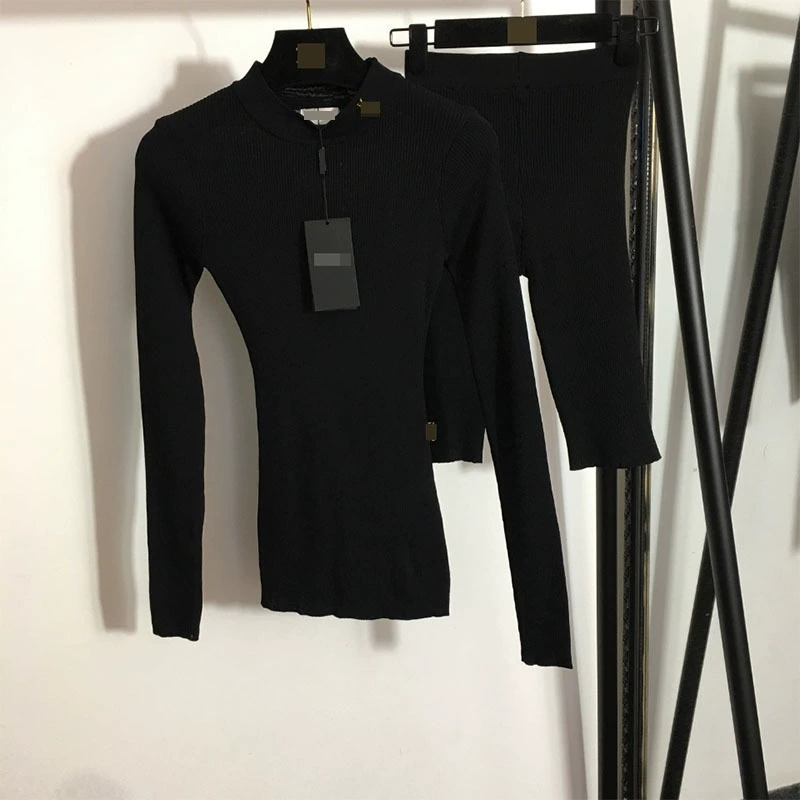 Новый трикотажный комплект для йоги Осень/Зима 2025 с металлическим декором, высокая эластичность, облегающий крой, воротник-стойка, длинные рукава, шорты до колена.