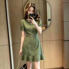 复古绿色波点连衣裙女夏季新款收腰显瘦气质超好看荷叶边裙子潮无