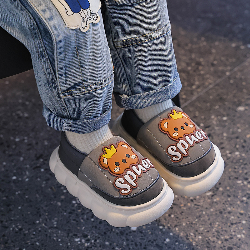 2025 nuevos zapatos de tacones de invierno para niños PU impermeable y cálido con una base gruesa de vello zapatillas de algodón para niños pequeños y medianos