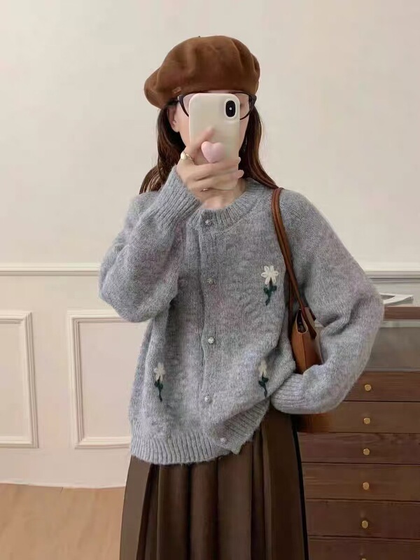 小花デザインの柔らかいモチモチのセーターの新型の秋のフランス式の優しい怠惰な花の刺繍の気質のセーターのニットのカーディガン|undefined