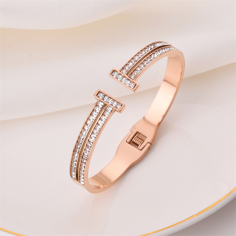 Pulsera de titanio y acero para mujer, diseño moderno y sencillo, pulsera de lujo que no se desvanece, venta al por mayor en stock.