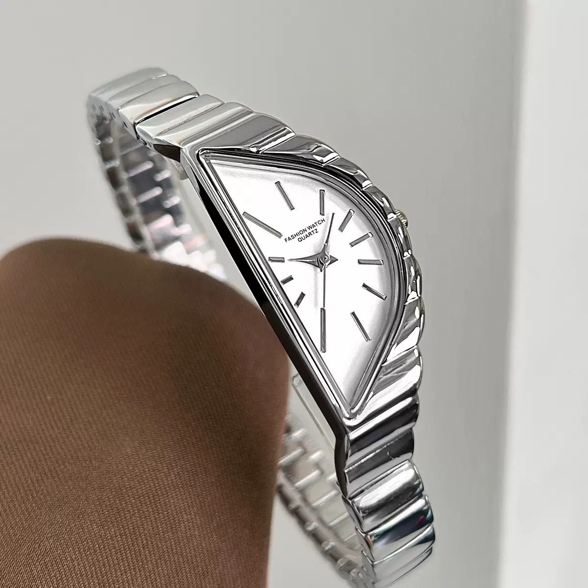 新款女士时尚创意石英表简约休闲 女士手链表小众设计防水石英表