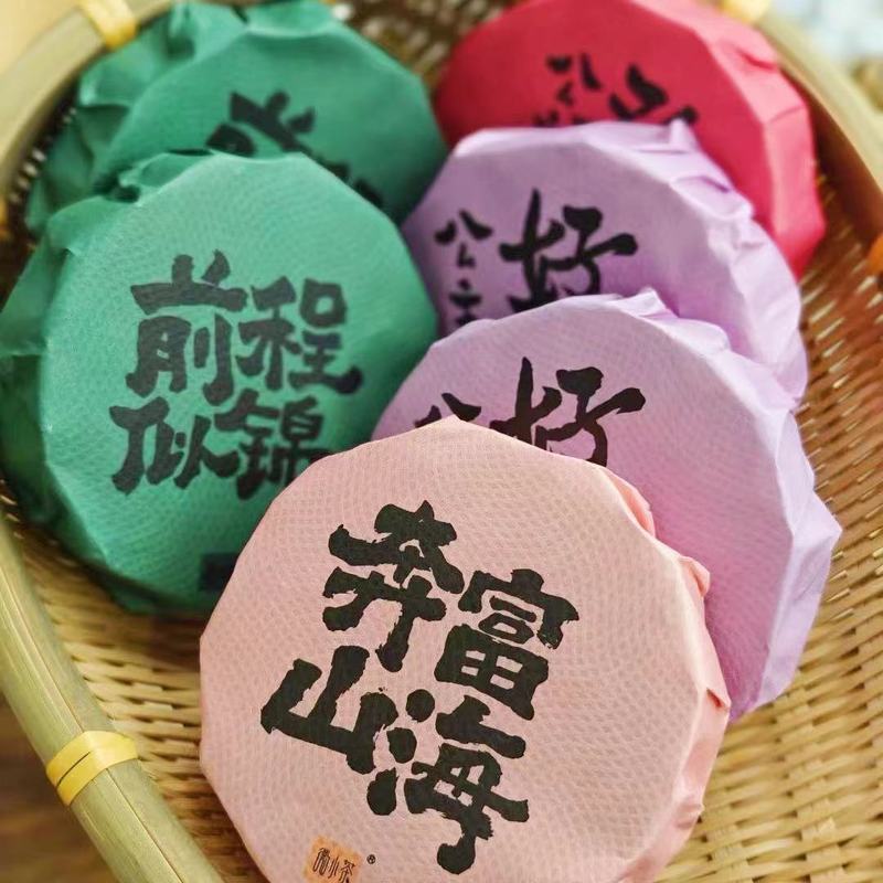 小さいお茶の白茶のお茶の餅の王女は金持ちになってお茶の結婚する花嫁の中秋節のお土産の中で結婚式の贈り物に乗ります。|undefined