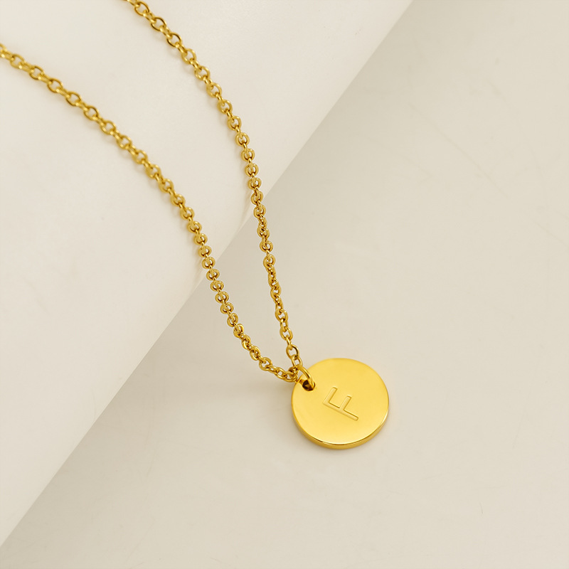 Europa y los Estados Unidos venta caliente alta sensación de colgante de letras de acero inoxidable collar de oro de acero titanio inglés al por mayor cadena clavícula