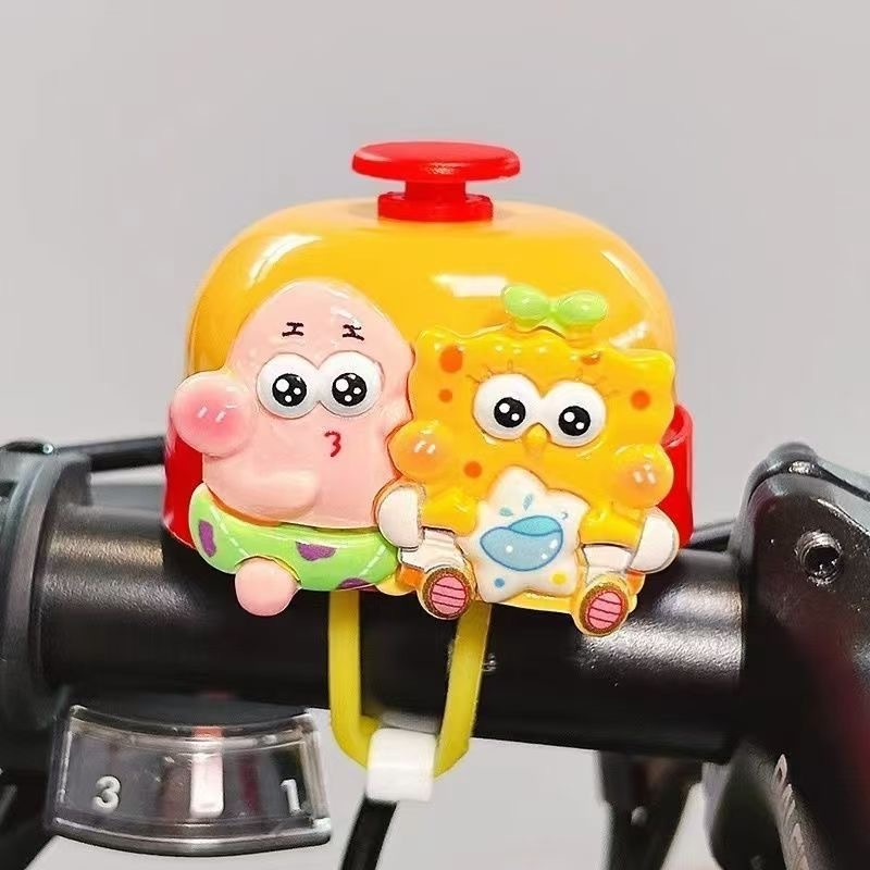 自転車の鈴は車に乗ってラッパを持ってかわいいアニメのマウンテンバイクの子供のスケートボードのバスの装飾の部品を持ちます。|undefined