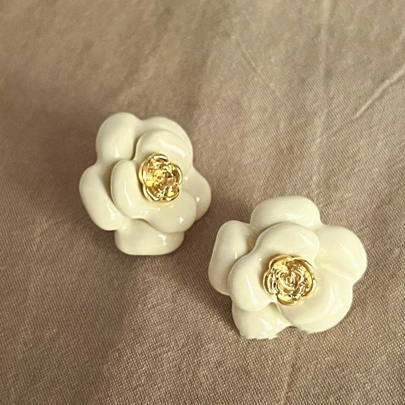 Flores dulces y elegantes transfronterizas, pendientes de perlas de amor, pendientes de estilo literario de moda de nicho, pendientes de todo fósforo con personalidad, mujeres