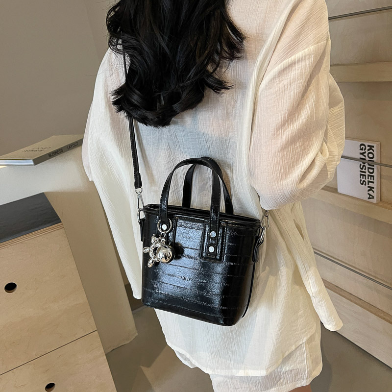 Este año popular bolso de cubo de mano para mujeres verano 2024 nuevo tipo de bolso de hombro alta sensación de moda versátil bolso de mochila