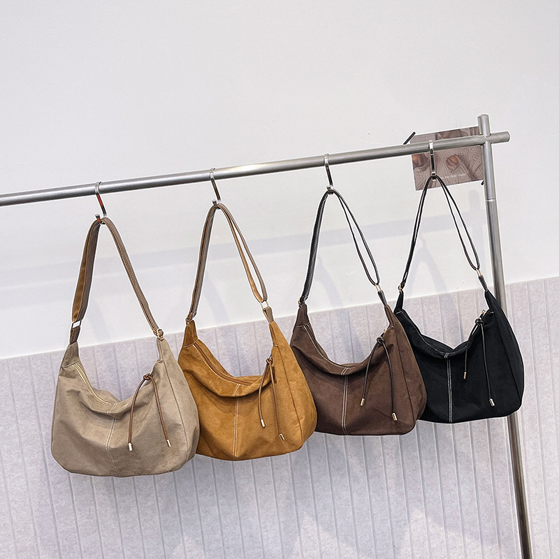 Bolsa de peluche de gamuza simple bolso grande para mujeres otoño / invierno 2024 nuevo tipo de gran capacidad bolso de hombro bolso de transporte