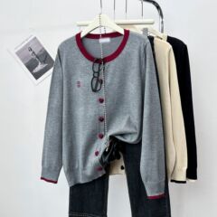 大きいサイズの婦人服の春の新型の長袖のニットの服の200斤の太っている妹のカジュアルな百合の愛のボタンのカーディガンの6147