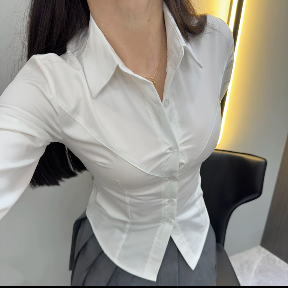 Trendy Shirt with a Slim Fit, Waist-Cinching Design, Sexy and Professional Style, Versatile for Office Wear, Fashionable for Mature Women