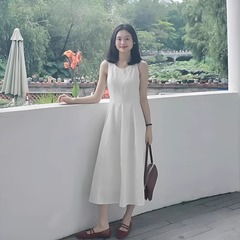 感フランス白色ノースリーブチョッキワンピース女性2025夏の新型ウエストファッション気質ベストスカートinsi