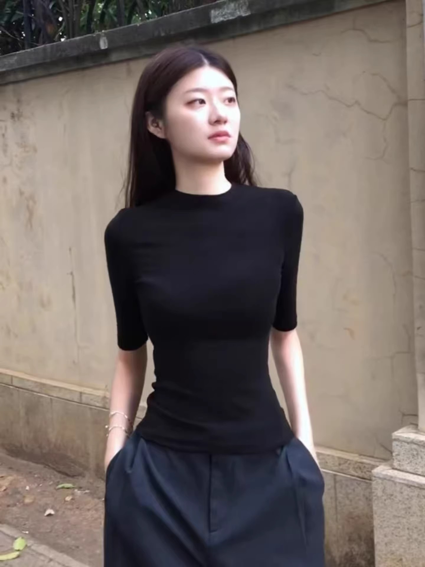 美式辣妹黑色早春新款修身设计显瘦基础款中袖收腰正肩T恤女上衣