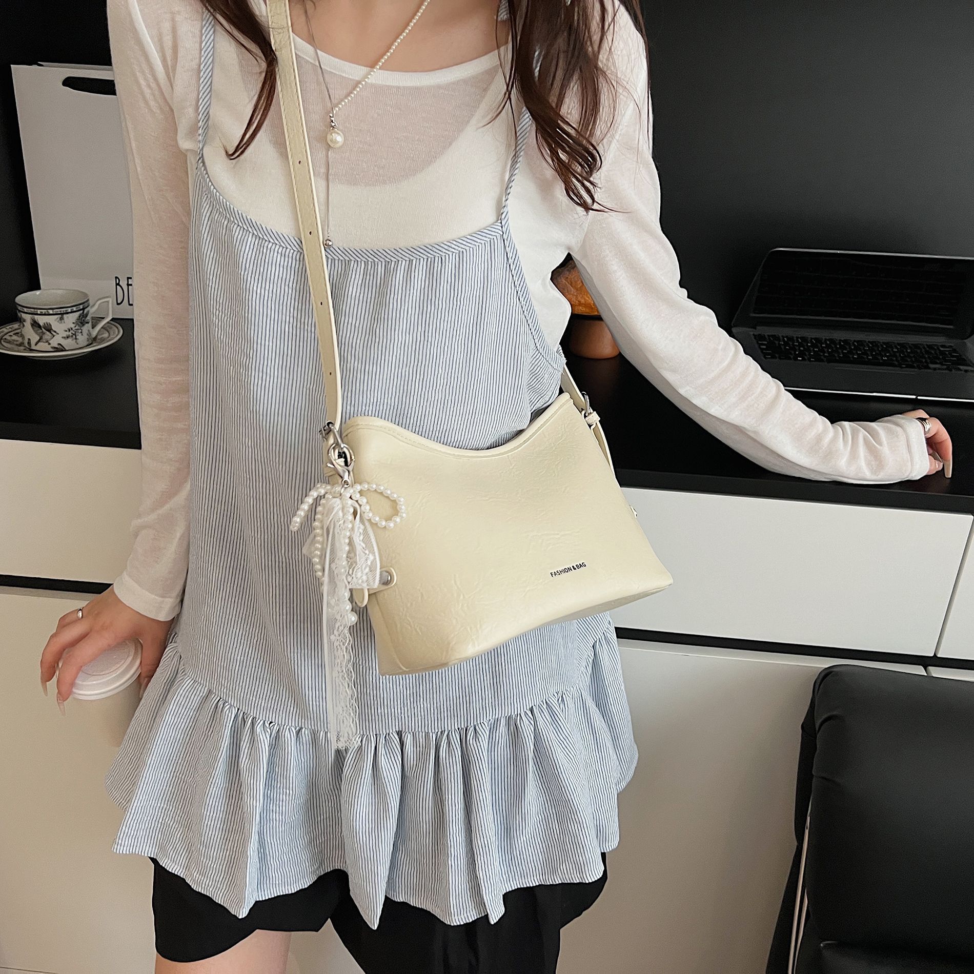 Bolso de axila para mujer 2025 nuevo estilo de alta gama, bolso de hombro de nicho, bolso de mensajero de todo fósforo de cercanías, bolso de cubo popular de este año