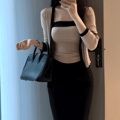 春と秋のセクシーなギャルは色にぶつかって胸のカーディガンのスーツの女性の秋冬の新型の修身が見えて痩せています。
