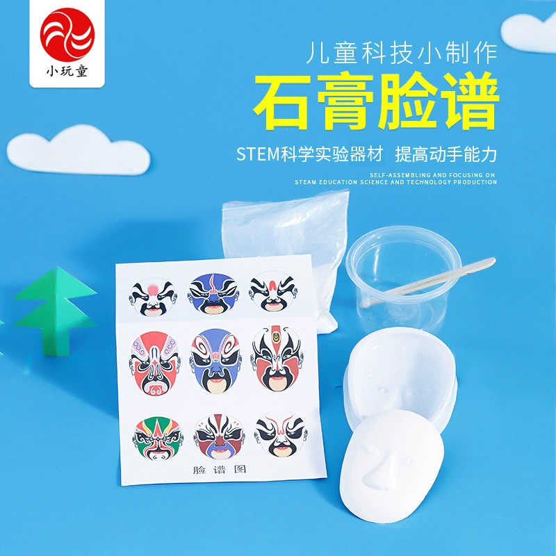 Ученики начальной школы в научных экспериментах делают детские учебные материалы