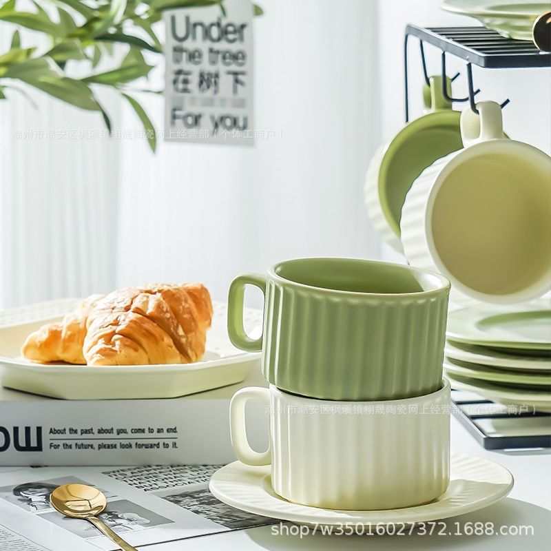 Ins Net Red Wind Juego de tazas y platillos de café de cerámica Coffee Shop Latte Taza Orejas colgantes Taza de café de mano