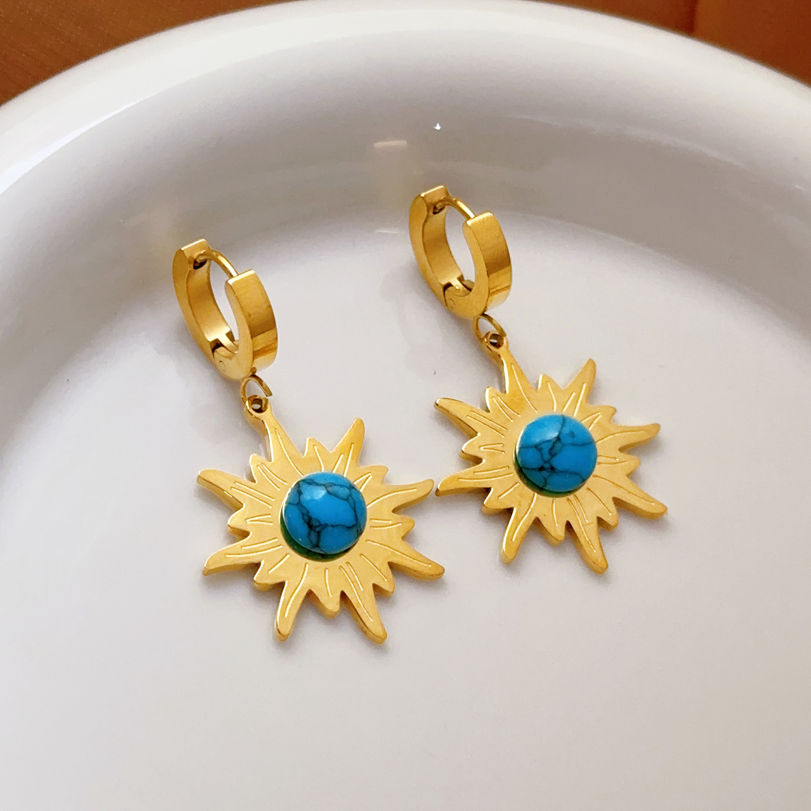 Pendientes creativos de nuevo estilo al por mayor de acero inoxidable estilo retro europeo y americano pendientes de turquesa azul personalidad pendientes de lujo ligero para mujer