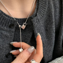 大衆のデザイン感の愛の鎖は引き式のネックレスの女性の個性の独特なシンプルなファッションの百合首の鎖のセーターの鎖を引きます。