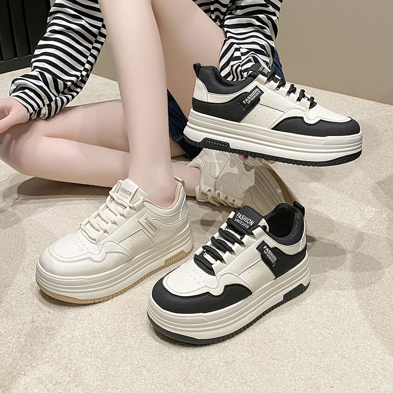 Internet popularidad explosiva 2024 nueva moda de otoño con suela gruesa zapatos de muffin de estilo de campus zapatos de skate resistentes al desgaste pequeños zapatos blancos para mujeres