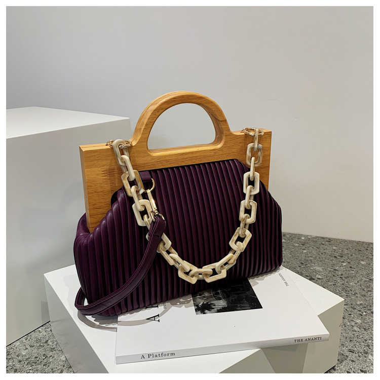 Autumn And Winter New Wooden Handle Fashion Chain Fold Striped Shoulder Simple Messenger Bag display picture 11