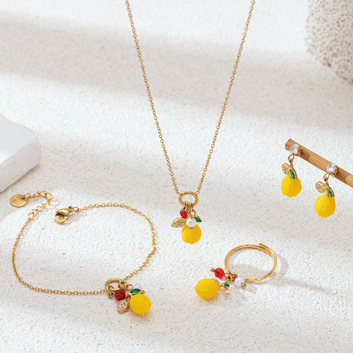 Taina Europa y América collar de acero inoxidable ligero de lujo nicho eléctrico de limón de diamante colgante conjunto de joyería venta caliente transfronteriza
