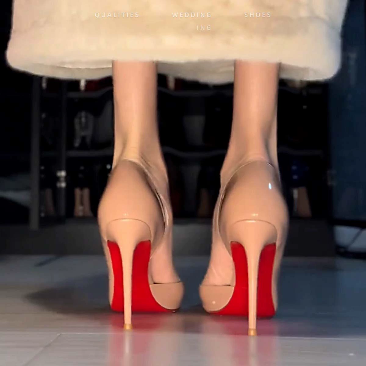 Туфли на каблуках на красном фоне женский каблук 10 см черный боковой пустой со стразами темперамент