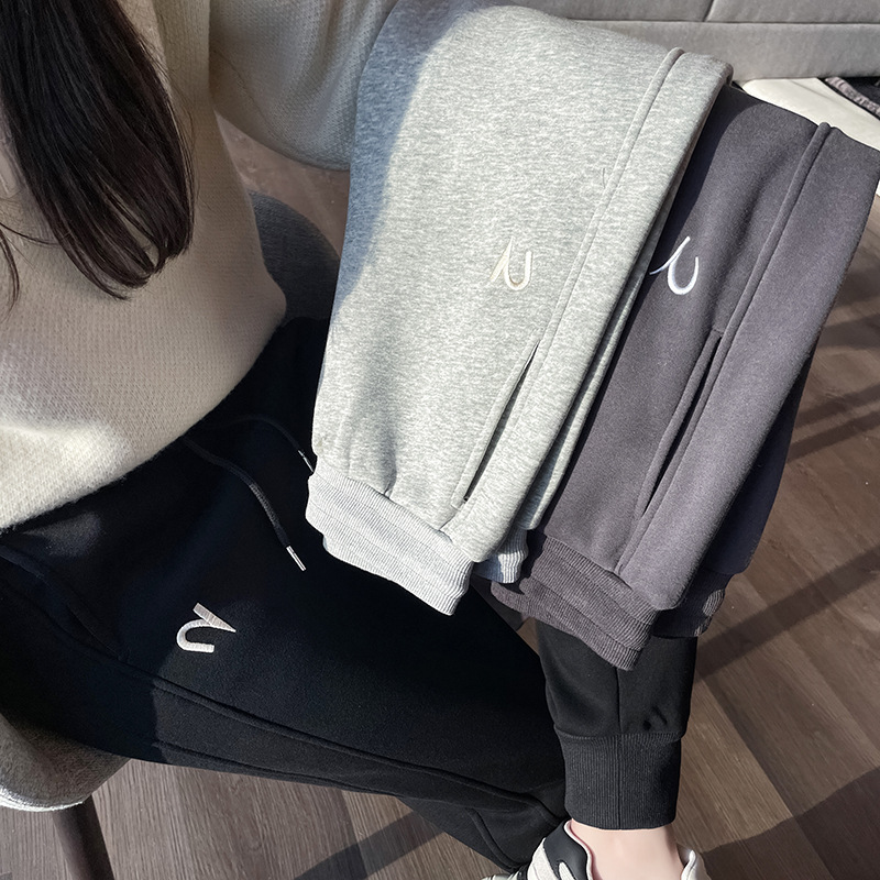 스포츠 바지 여자 가을과 겨울 2024 새로운 슬리밍 캐주얼 바지 양고기 양털 기모 두꺼운 바지 여자 겨울 외모