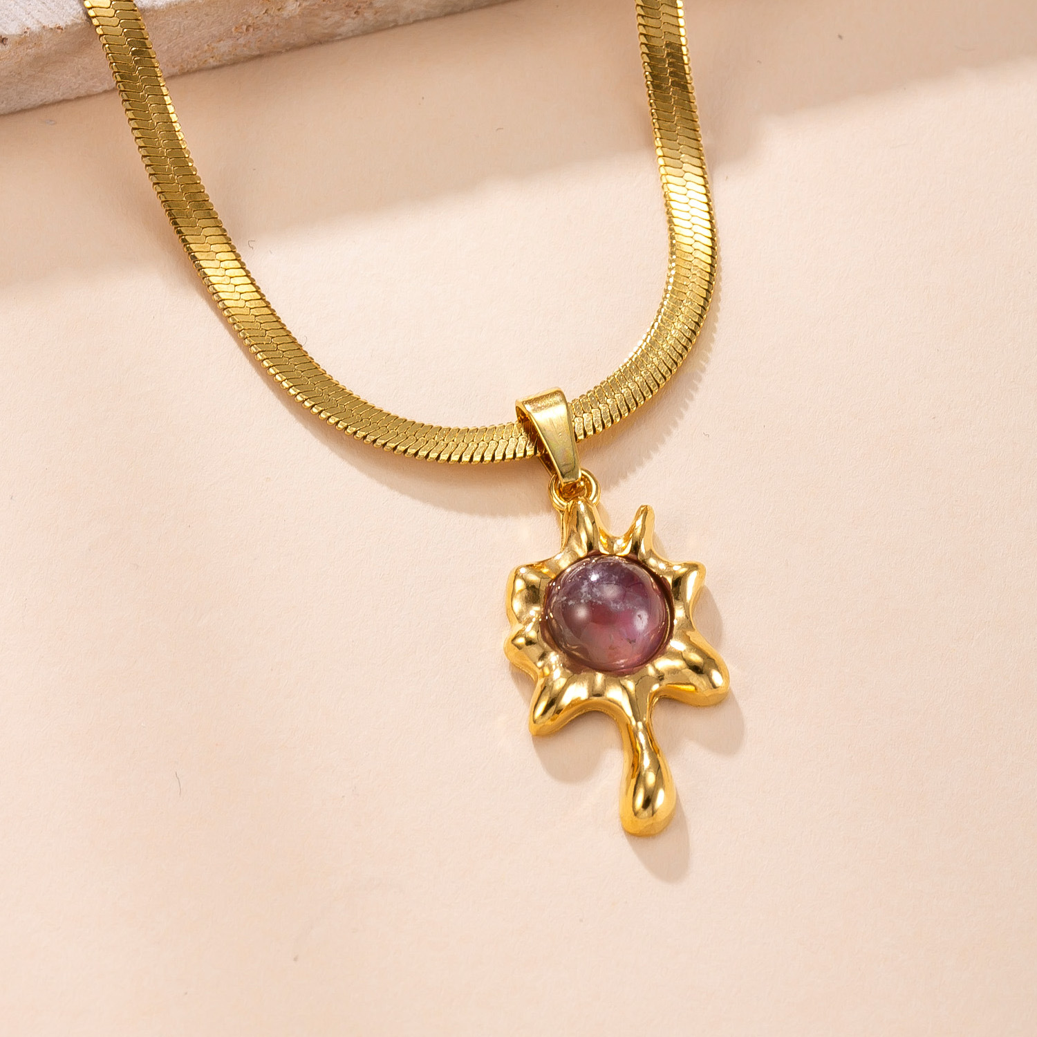 Colgante único transfronterizo especial collar de acero inoxidable diseño de nicho fundición hoja de arce con incrustaciones de piedra natural accesorios de joyería de acero de titanio