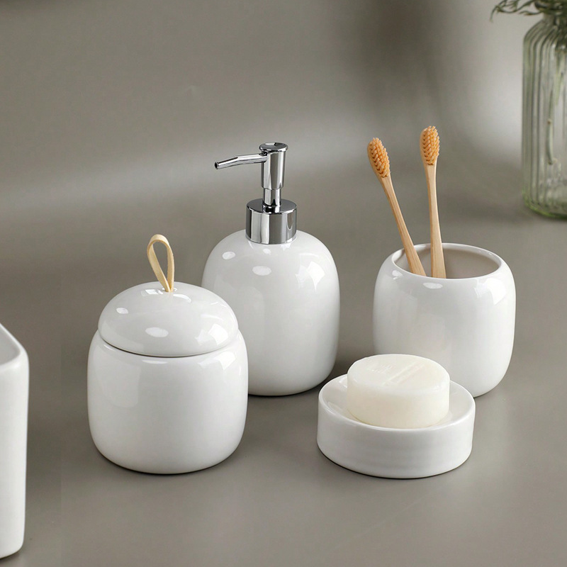 Fabricantes de cerámica de producción de baños de cerámica simple cuatro piezas de baño de apartamentos de hotel baño baño conjunto de baño al por mayor