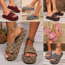 Slippers外贸大码厚底拖鞋女外穿2024年新款小梅花一字松糕凉拖鞋
