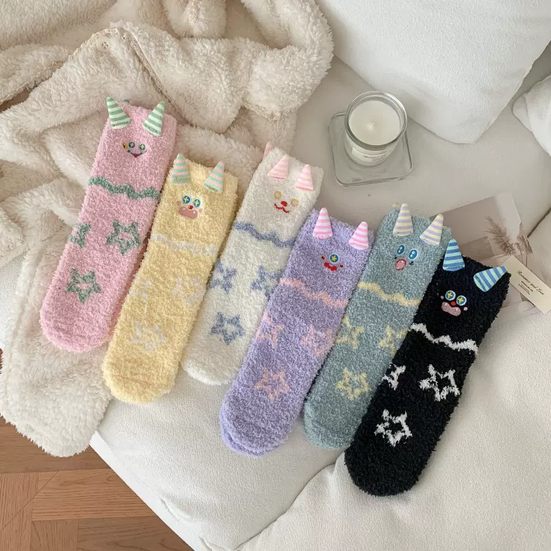 珊瑚绒袜子女刺绣小怪兽女袜睡眠冬季加绒加厚保暖中筒家居月子袜