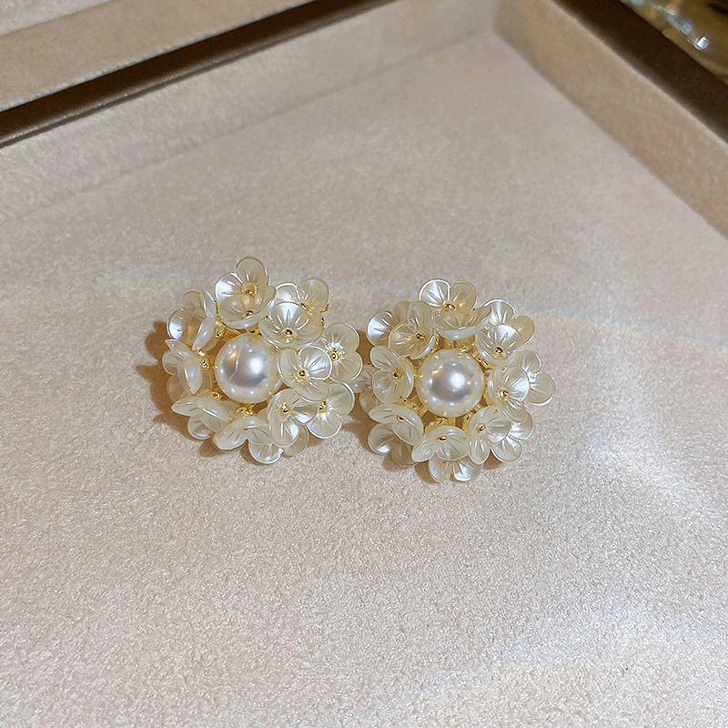 Pendientes de borla de flor de perla de aguja de plata Pendientes retro elegantes franceses Moda de nicho Pendientes de lujo ligero de alta gama Mujeres