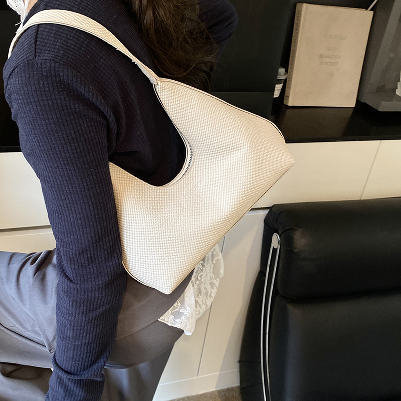 Bolso retro esmerilado para mujer de gran capacidad 2025 nuevo bolso de hombro de primavera y verano de todo fósforo bolso de axila de temperamento popular de este año