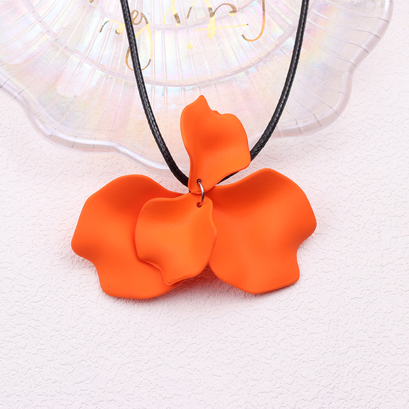 Elegant Flower Arylic Pu Leather Spray Paint Women's Pendant Necklace display picture 3