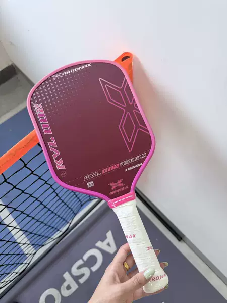 Stylish Kevlar pickleball paddle with a 16mm honeycomb core, lightweight and easy to spin, suitable for female players at an advanced level
