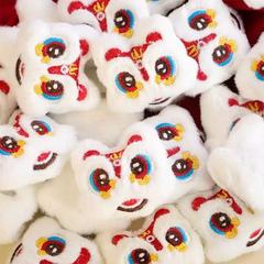 国風の赤いぬいぐるみが目を覚ますライオンの手作りdiy材料古風児童新年のお祝いの縁に頭飾りの人形の部品を挟む