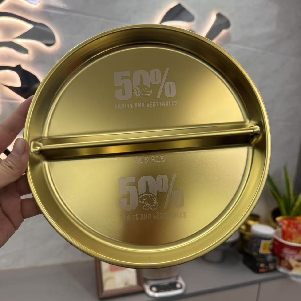Placa de comida dorada de dos compartimientos con pérdida de grasa
