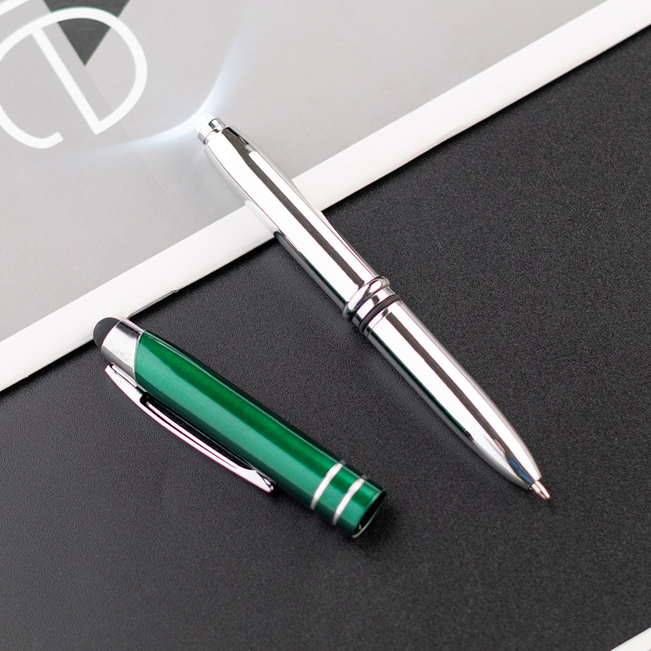 Pluma de lámpara metálica multifuncional pluma táctil de capacitancia de escritura a mano pluma táctil LED creativa publicidad regalos pluma táctil al por mayor