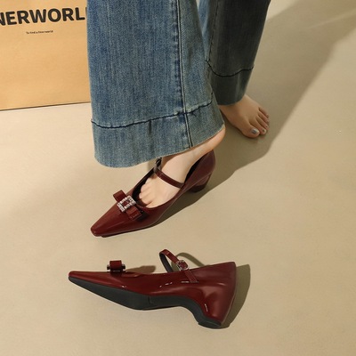 761-H130 Mary Jane shoes with a raised straight strap and pointed patent leather rhinestone bow, exuding a stylish commu